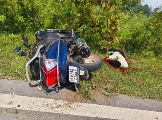 मटासी में अनियंत्रित होकर सड़क पर गिरी बाइक, चालक के सिर में गंभीर चोट; साथ बैठी 2 साल की बच्ची पूरी तरह सुरक्षित पुलिस ने एम्बुलेंस से घायल को भेजा अस्पताल