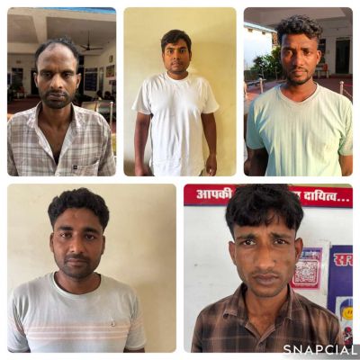 शटर के ताले काटकर उड़ाए थे 132 मोबाइल, कुनकुरी पुलिस ने झारखंड-पश्चिम बंगाल में दबिश देकर 5 आरोपियों को दबोचा, 1.80 लाख रुपए बरामद, बांग्लादेश तक जुड़े मोबाइल चोरी के तार