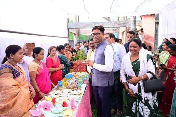 सेवा संकल्प अभियान में दिखी जनभागीदारी की मिसाल, &lsquo;आंगन मिलन सेवा&rsquo; में वित्त मंत्री ओ.पी. चौधरी ने उत्कृष्ट कार्य करने वाली कार्यकर्ताओं-सहायिकाओं व मितानिनों को किया सम्मानित