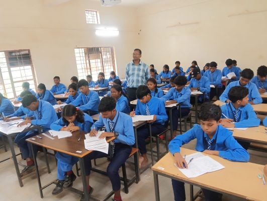 जहां 15 साल तक गूंजती रही सुरक्षा बलों की कदमताल, अब वहीं सुनाई दे रही आदिवासी बच्चों की पढ़ाई की आवाज, अबूझमाड़ के भाटपाल में पूर्व सुरक्षा कैंप बना शिक्षा और भविष्य का नया ठिकाना