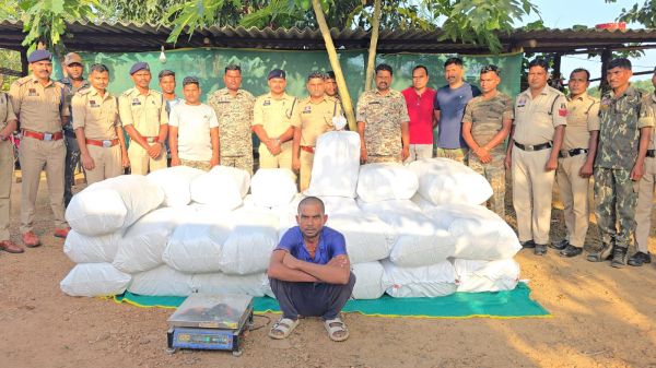 खाली बोतलों की आड़ में गांजे की बड़ी खेप, उड़ीसा बॉर्डर बैरियर में फिर खुला तस्करी का खेल; 6 क्विंटल 32 किलो गांजा बरामद, 3.41 करोड़ की जप्ती के साथ यूपी का आरोपी गिरफ्तार