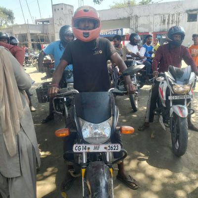 5 हजार से अधिक बिना हेलमेट वाहन चालकों को पुलिस ने रोका, चालान नहीं समझाइश से बदली सोच, हेलमेट लाने के बाद दिलाई सड़क सुरक्षा की शपथ