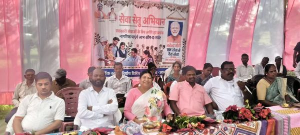 मनोरा में &lsquo;सेवा सेतु अभियान&rsquo; के जरिए जनता के बीच पहुंचा शासन, विधायक रायमुनी भगत ने कहा&mdash;सरकारी योजनाओं का लाभ अंतिम पंक्ति के व्यक्ति तक पहुंचाना प्राथमिकता