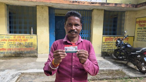 पैसों की कमी से इलाज में आती थी परेशानी, आयुष्मान कार्ड से विजय पंडो परिवार को मिला पांच लाख तक निःशुल्क उपचार का संबल