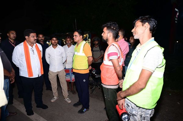 हाइवे पर गौवंश की मौजूदगी पर उप मुख्यमंत्री विजय शर्मा सख्त, देर रात मौके पर रुककर लिया पेट्रोलिंग व्यवस्था का जायजा, लापरवाही पर कार्रवाई की चेतावनी