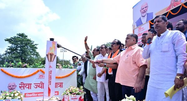 रणजीता स्टेडियम से संगम चौक तक गूंजा &lsquo;विकसित भारत&rsquo; का संदेश, मंत्री राजेश अग्रवाल की अगुवाई में युवाओं और नागरिकों ने निकाली &lsquo;सेवा ज्योति यात्रा&rsquo;