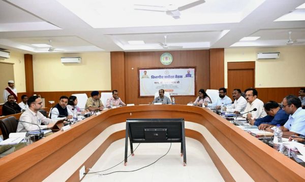 अधिकारियों को उप मुख्यमंत्री अरुण साव की दो टूक, जिम्मेदारी समझें और गंभीरता से निभाएं दायित्व, विकास कार्यों में तेजी लाकर समय-सीमा में पूरा करें सभी काम