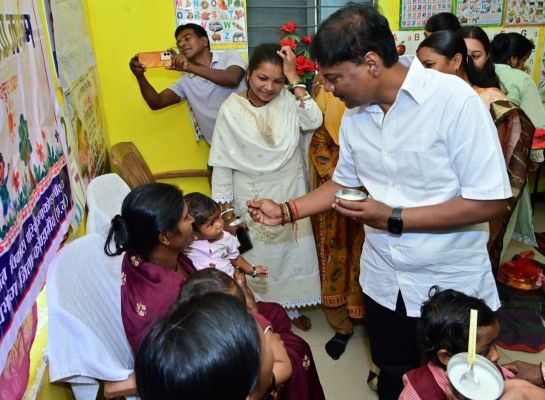 सेवा संकल्प अभियान के तहत आंगन मिलन सेवा कार्यक्रम में वन मंत्री केदार कश्यप ने बच्चों और महिलाओं से किया संवाद, संतुलित आहार एवं बेहतर पोषण पर दिया जोर
