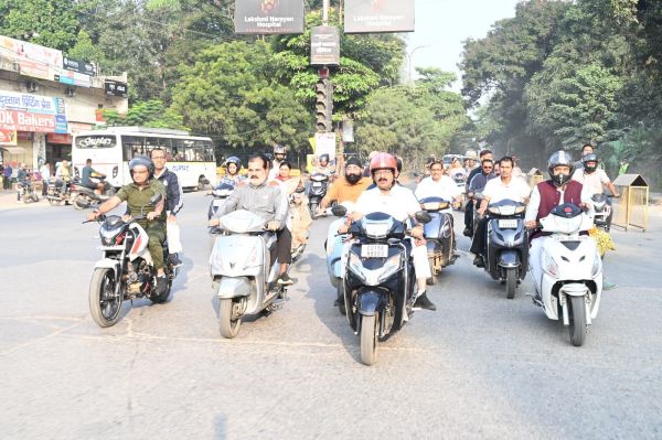 अम्बिकापुर में उप मुख्यमंत्री अरुण साव का अनोखा अंदाज, खुद स्कूटी चलाकर पहुंचे शहर के विभिन्न इलाकों में, सफाई व्यवस्था की जमीनी हकीकत देखी और पीएम आवास के हितग्राहियों से रूबरू होकर जानी उनकी समस्याएं