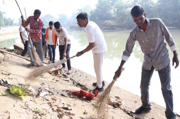 वन मंत्री केदार कश्यप ने संभाली झाड़ू, रामपुर आश्रम में जनभागीदारी से चला स्वच्छता अभियान