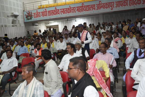 समान नागरिक संहिता के प्रारूप को लेकर अम्बिकापुर में विशाल बैठक, विवाह-तलाक से लेकर उत्तराधिकार और लिव-इन रिलेशनशिप जैसे मुद्दों पर समाज के विभिन्न वर्गों ने खुलकर रखी अपनी राय