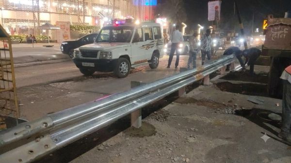 रायपुर में अतिक्रमण और अवैध एंट्री पर NHAI का शिकंजा, तेलीबांधा में प्रवेश मार्ग बंद; भाठागांव में भी कार्रवाई तेज, सड़क सुरक्षा के लिए मरम्मत अभियान जारी