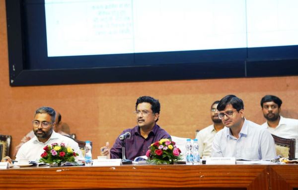 नागरिकों को ग्राहक मानकर प्राथमिकता और जवाबदेही से करें काम, पीएम आवास में लापरवाही और शहर की बदहाल सफाई व्यवस्था पर प्रमुख सचिव सोनमणि बोरा ने अधिकारियों को लगाई कड़ी फटकार