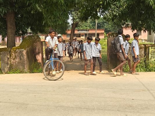 स्कूल के गेट से सटी सड़क पर फर्राटे भरते वाहन, खतरे में नौनिहालों की सुरक्षा;  आवेदन के बावजूद दो साल से लंबित स्पीड ब्रेकर की मांग पर कब कार्रवाई करेगा प्रशासन - बच्चों की सुरक्षा पर जिम्मेदार विभागों की चुप्पी क्यों?