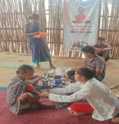 सात बार नदी पार कर घने जंगलों और दुर्गम पहाड़ियों के बीच तुमेरादी पहुंची स्वास्थ्य टीम, 45 वर्षीय सन्नो बाई की समय पर पहचान हुई कुष्ठ रोग की बीमारी, मुफ्त इलाज से हाथ को स्थायी विकलांगता से बचाने में मिली सफलता