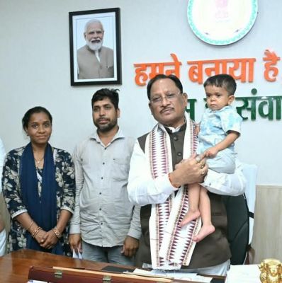यह केवल आपका नहीं, हमारा भी बेटा है, इसके स्वास्थ्य की चिंता करना हमारी भी जिम्मेदारी&rdquo; &mdash; मुख्यमंत्री विष्णु देव साय ने 10 वर्षीय रिमोन को गोद में उठाकर दुलारा, दुर्लभ बीमारी के उपचार के लिए तत्काल स्वीकृत किए 12 लाख रुपए