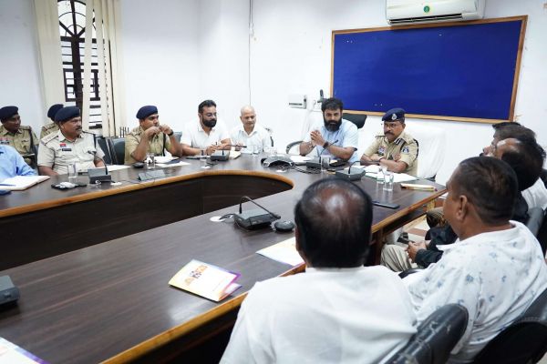 जशपुर में शांतिपूर्ण दशहरा आयोजन की तैयारी तेज, कलेक्टर रोहित व्यास ने पूजा स्थलों, रथ यात्रा मार्ग और रणजीता स्टेडियम की व्यवस्थाएं दुरुस्त करने के दिए निर्देश