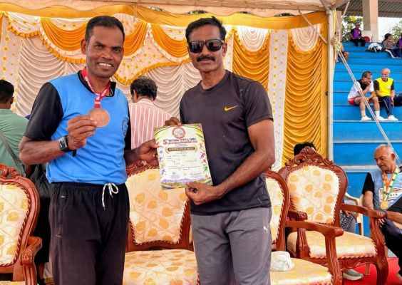 कक्षा में बच्चों को शिक्षा और मैदान में युवाओं को सफलता का मंत्र दे रहे शिक्षक महेश तिर्की, राष्ट्रीय खेल प्रतियोगिता में दो पदक जीतकर बढ़ाया छत्तीसगढ़ का मान