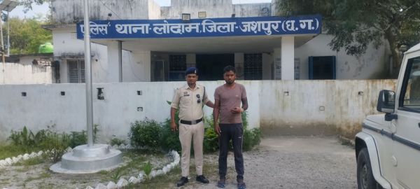 गौ तस्करी के खिलाफ जशपुर पुलिस का बड़ा एक्शन, पुलिस को देखकर भागी पिकअप पलटी, चार गौवंश मुक्त, आरोपी गिरफ्तार
