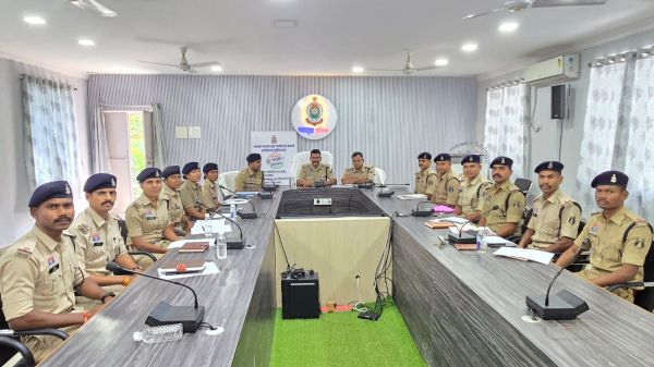 जशपुर पुलिस में बड़ा फेरबदल, - कहीं थाने की कमान तो कहीं चौकी की जिम्मेदारी, जशपुर में 13 प्रशिक्षु उप निरीक्षकों को मिला व्यावहारिक प्रशिक्षण का अवसर, प्रशासनिक जरूरतों के तहत 13 पुलिस अधिकारियों का भी स्थानांतरण