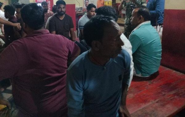 ढाबे के पीछे चल रहा था ताश पर रुपयों का दांव, पुलिस की घेराबंदी में फंसे 9 जुआरी, हजारों की रकम बरामद