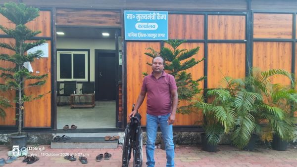 मुख्यमंत्री विष्णुदेव साय की पहल से जरूरतमंदों को मिल रही सहायता, बगिया कैंप कार्यालय ने दो लकवा पीड़ित बुजुर्गों को प्रदान की व्हीलचेयर