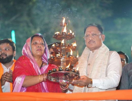 शिवरीनारायण में महानदी की महाआरती में शामिल हुए मुख्यमंत्री साय, प्रदेश की सुख-समृद्धि और खुशहाली की कामना की