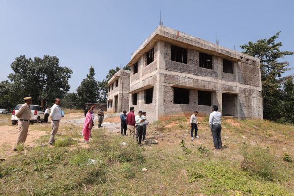 कलेक्टर रोहित व्यास ने दुलदुला ब्लॉक में स्कूल भवनों, मरम्मत कार्यों और जल जीवन मिशन की जमीनी हकीकत परखी, अधूरे निर्माण पर जताई नाराजगी
