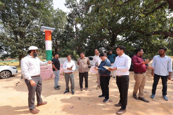 कलेक्टर रोहित व्यास ने दुलदुला में सड़क, पुल-पुलिया और मिनी स्टेडियम निर्माण का किया निरीक्षण, अनुपयोगी पुल पर जताई नाराजगी, 10 दिन में जांच रिपोर्ट और लापरवाही पर कार्रवाई के निर्देश