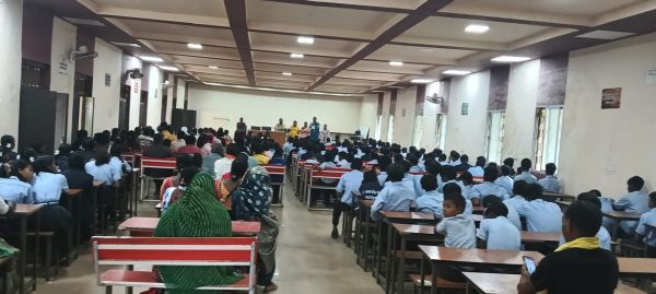 बच्चों के बेहतर भविष्य के लिए पालकों और शिक्षकों के बीच समन्वय जरूरी, सेजस हिंदी माध्यमिक शाला जशपुर में आयोजित बैठक में पढ़ाई, स्वास्थ्य, स्वच्छता और मोबाइल के सीमित उपयोग पर हुई चर्चा