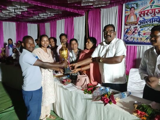 मनोरा में सरगुजा ओलंपिक के जरिए ग्रामीण खेल प्रतिभाओं को आगे बढ़ाने की पहल, दो दिनों तक चला खेलों का महाकुंभ, जनप्रतिनिधियों की उपस्थिति में हुआ समापन समारोह