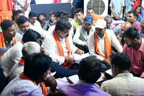  दुर्गा के दरबार में जनसमस्याओं का समाधान, देवी पंडाल में ग्रामीणों के बीच बैठकर उप मुख्यमंत्री विजय शर्मा ने सुनीं समस्याएं, लाखों के विकास कार्यों की घोषणाओं से गांवों को मिली सौगात