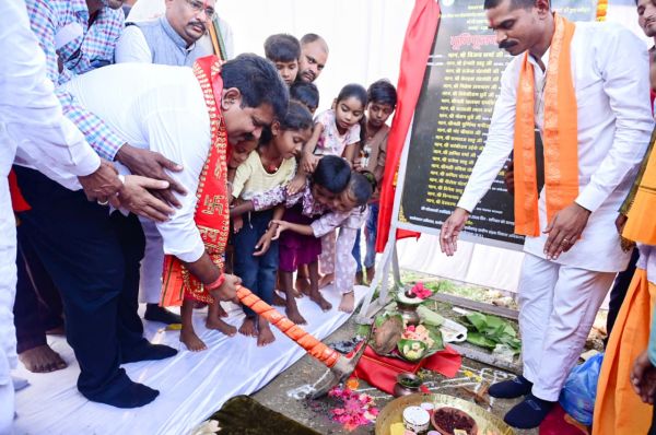 उप मुख्यमंत्री विजय शर्मा ने तीन गांवों को दी 1.55 करोड़ के गौरव पथ की सौगात, सारंगपुर कला, कारेसरा और मड़मड़ा में निर्माण कार्यों का किया भूमिपूजन