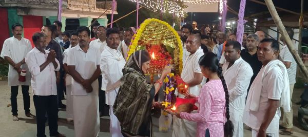 जनसेवा अभेद आश्रम चिटकवाइन से निकली माँ भगवती की भव्य डोला यात्रा, अपने द्वार पर आरती की थाली लेकर खड़े रहे श्रद्धालु, जगह-जगह पूजा-अर्चना और पुष्पवर्षा से हुआ माँ का अभिनंदन