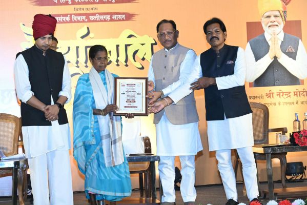 बस्तर की शांति और आने वाली पीढ़ियों के सुरक्षित भविष्य के लिए शहीद हुए वीर जवानों को मुख्यमंत्री विष्णु देव साय ने किया नमन, शहीद परिवारों के सम्मान और कल्याण को बताया सर्वोच्च प्राथमिकता
