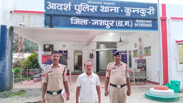 सोशल मीडिया पर हिंदू देवी-देवताओं, ऋषियों और धर्मग्रंथों के खिलाफ आपत्तिजनक पोस्ट करने के आरोप में कुनकुरी पुलिस ने आरोपी को किया गिरफ्तार, मोबाइल और जियो सिम जब्त