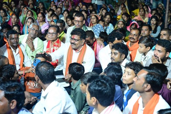 गांवों के विकास को मिली नई रफ्तार, उप मुख्यमंत्री विजय शर्मा ने मड़मड़ा-कबरटोला में की कई घोषणाएं, ग्रामीणों की समस्याएं सुन अधिकारियों को दिए निराकरण के निर्देश
