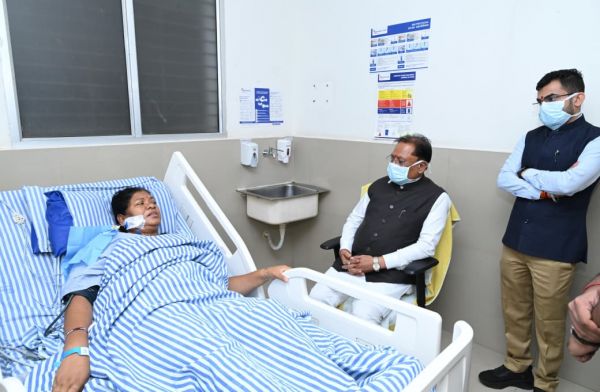 जशपुर विधायक रायमुनि भगत का हालचाल जानने अस्पताल पहुंचे मुख्यमंत्री विष्णुदेव साय, बेहतर स्वास्थ्य और जल्द स्वस्थ होने की जताई कामना
