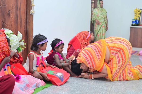 माता रानी की आराधना में लीन हुईं विधायक गोमती साय, नव कन्या पूजन कर लिया आशीर्वाद
