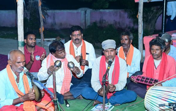 माता की भक्ति में ऐसे रमे उप मुख्यमंत्री विजय शर्मा कि हाथों में थाम लिया मंजीरा, ग्रामीणों के साथ जसगीत गाकर भक्ति रस में झूम उठे