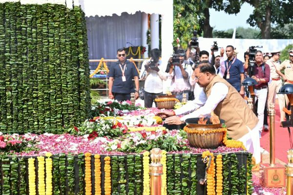 पुलिस स्मृति दिवस पर मुख्यमंत्री विष्णुदेव साय ने अमर शहीदों को किया नमन, कहा&mdash;जवानों के शौर्य और बलिदान से छत्तीसगढ़ में मजबूत हुई शांति-सुरक्षा की नींव, शहीद परिवारों के सम्मान और कल्याण के लिए सरकार प्रतिबद्ध