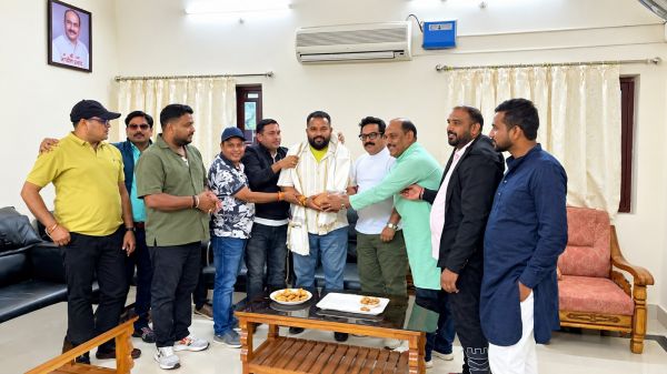 जशपुर में मानवता और सेवा की मिसाल बने अमर चौधरी, 100 से अधिक बार रक्तदान कर बचाई अनगिनत जिंदगियां, सूर्यमंडल संगठन ने किया सम्मानित