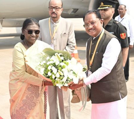 राष्ट्रपति द्रौपदी मुर्मु के छत्तीसगढ़ आगमन पर मुख्यमंत्री विष्णुदेव साय ने किया आत्मीय स्वागत, बस्तर दशहरा और मुरिया दरबार में राष्ट्रपति की सहभागिता को बताया प्रदेश के लिए गौरव का क्षण