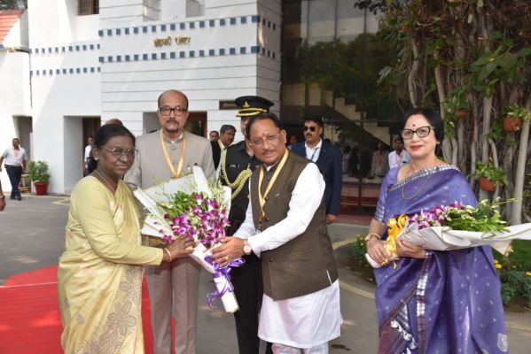 राष्ट्रपति द्रौपदी मुर्मु के छत्तीसगढ़ प्रवास पर लोकभवन में आत्मीय अभिनंदन, राज्यपाल और मुख्यमंत्री ने किया स्वागत