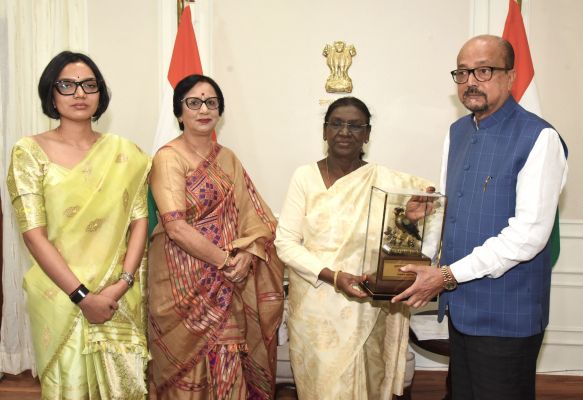 राष्ट्रपति द्रौपदी मुर्मु को राज्यपाल रमेन डेका ने भेंट की पहाड़ी मैना की प्रतिकृति, कोसा साड़ी से छत्तीसगढ़ की संस्कृति का सम्मान