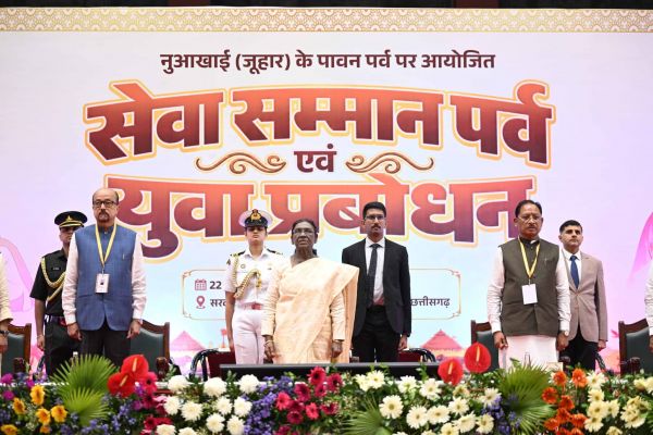 राष्ट्रपति द्रौपदी मुर्मु का युवाओं को संदेश&mdash;बड़े सपने देखें, सफलता को समाज और राष्ट्र की सेवा से जोड़ें, विकसित भारत में महिलाओं की भागीदारी भी जरूरी