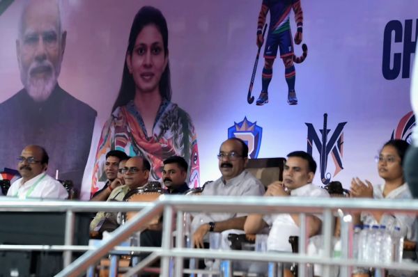उप मुख्यमंत्री अरुण साव पहुंचे हॉकी स्टेडियम, छत्तीसगढ़ हॉकी लीग में खिलाड़ियों का बढ़ाया उत्साह; युवराज वाल्मीकि की हैट्रिक से चक्रधर चैंपियंस ने संस्कारधानी स्ट्राइकर्स को 6-4 से हराया