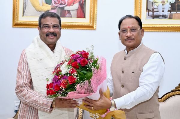 मुख्यमंत्री निवास में विष्णु देव साय और धर्मेंद्र प्रधान की मुलाकात, आत्मीय स्वागत के साथ समसामयिक मुद्दों पर चर्चा