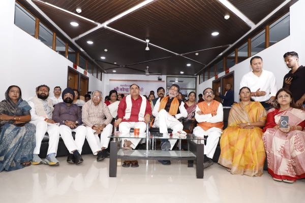 गोमती साय ने भाजपा प्रदेश कार्यालय में सुनी प्रधानमंत्री नरेंद्र मोदी के &lsquo;मन की बात&rsquo;, स्वदेशी अपनाने और पर्यावरण संरक्षण का दिया संदेश