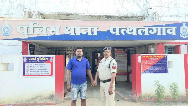 लोन दिलाने के नाम पर लाखों की ठगी करने वालों पर जशपुर पुलिस का शिकंजा, भिलाई से एक आरोपी गिरफ्तार  पहुंचा जेल, दो फरार साथियों की तलाश तेज